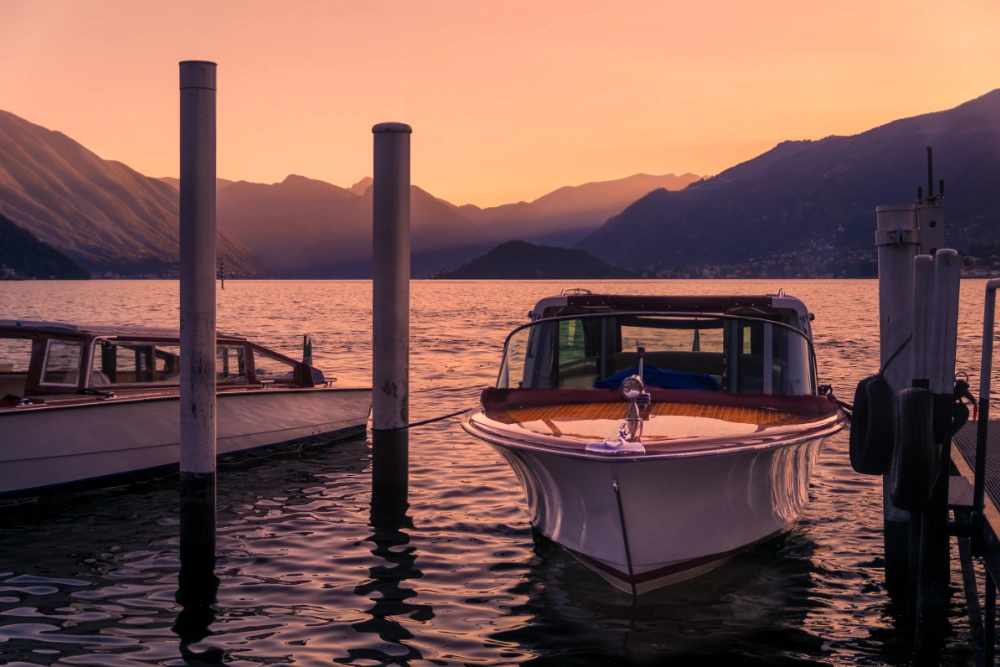 giro in barca lago di como tramonto